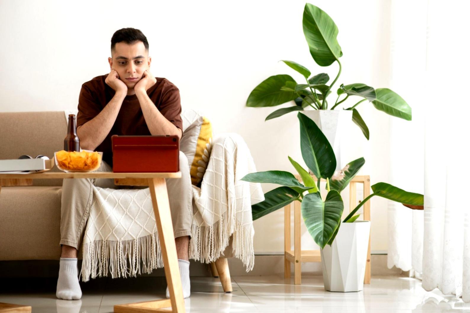 Finanzanalyse Arbeitsplatz mit Charts und Berechnungen