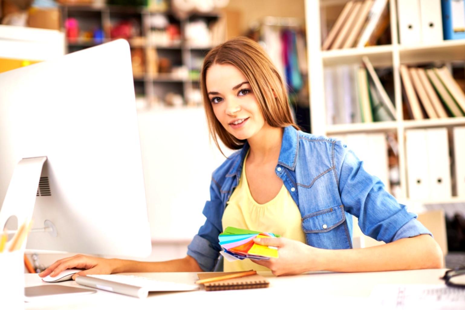 Modernes Büro mit Finanzanalyse-Arbeitsplätzen