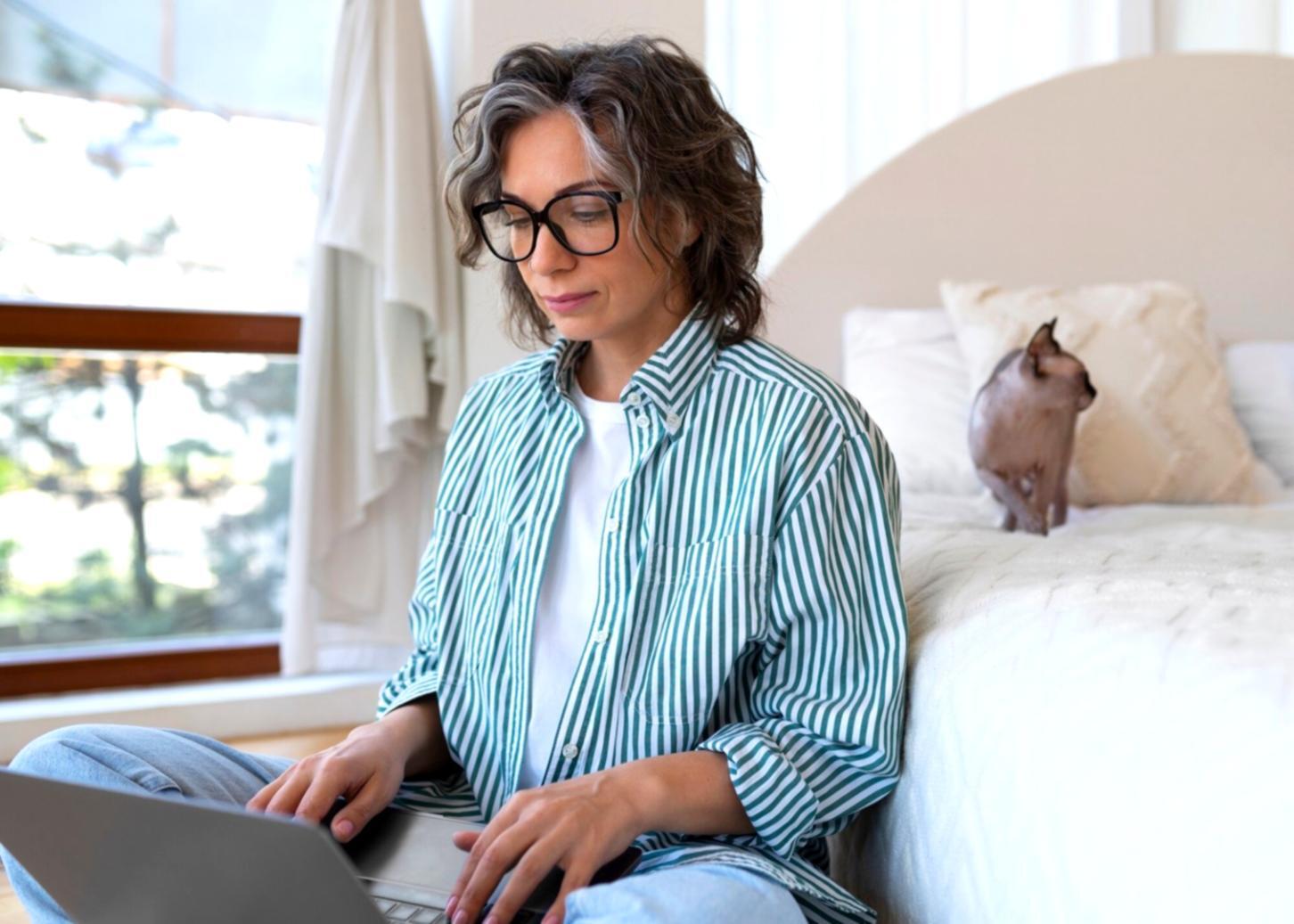 Finanzdiagramme und Berechnungen auf dem Schreibtisch