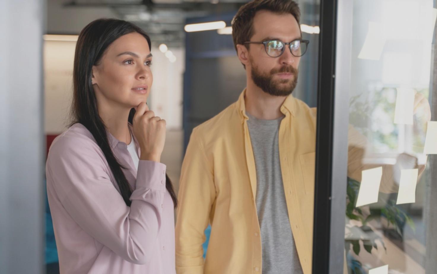 Moderner Arbeitsplatz mit Finanzanalyse am Computer